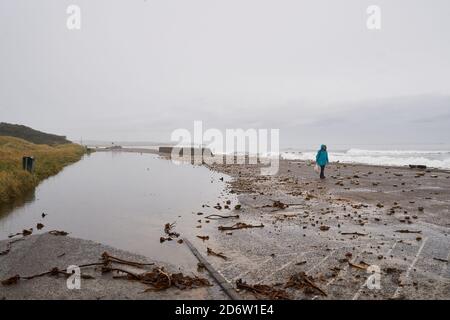 Lossiemouth West Beach, Moray, Royaume-Uni. 19 octobre 2020. ROYAUME-UNI. Cela montre le parking fermé en raison des inondations et des pierres lavées à terre dans ce très populaire parking de plage. La marée haute était à 0157h avec une hauteur de 4,6m. Credit: JASPERIMAGE / Alamy Live News Banque D'Images