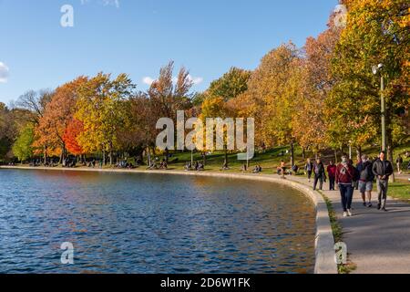 Montréal, CA - 19 octobre 2020 : les gens profitent d'une journée chaude et ensoleillée au parc la Fontaine en automne Banque D'Images