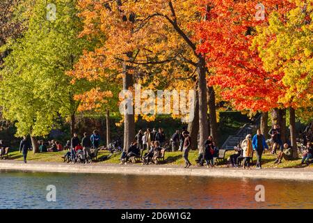 Montréal, CA - 19 octobre 2020 : les gens profitent d'une journée chaude et ensoleillée au parc la Fontaine en automne Banque D'Images