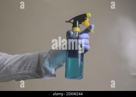 Vaporisation d'un désinfectant antibactérien Spray, d'un distributeur de désinfectant pour les mains, concept de contrôle des infections. Solution désinfectante pour prévenir les rhumes, les virus, le coronavirus et la grippe. SPR Banque D'Images