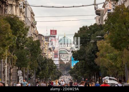 BELGRADE, SERBIE - 28 SEPTEMBRE 2019 : Temple de la cathédrale Saint-Sava (Hram Svetog Save) dans l'après-midi, vue sur les rues voisines avec une foule de pe Banque D'Images