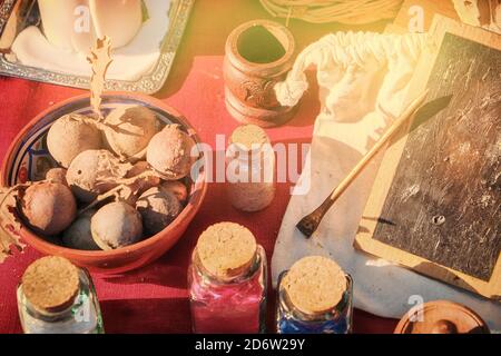 La création de colorant à partir d'ingrédients naturels dans les vieux jours. Obtenir des peintures pour la peinture par des artistes. Betteraves, comprimés, balais et poudres en pots. Banque D'Images