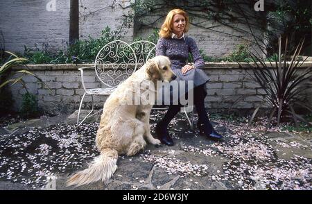 L'actrice Jane Asher avec son chien à la maison en 1981 Banque D'Images