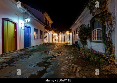 Rue vide dans le centre historique de Paraty la nuit Banque D'Images