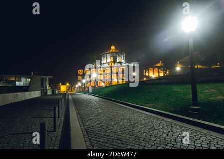 Vue nocturne du monastère historique de Serra do Pilar à Vila Nova de Gaia, Portugal Banque D'Images