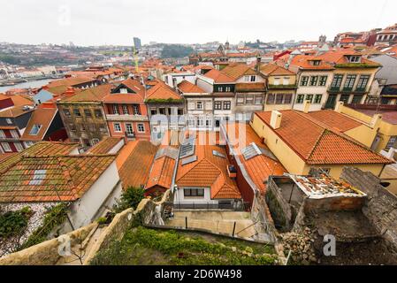 Toits de maisons carrelés rouges dans la partie historique de la ville de Porto, Portugal Banque D'Images