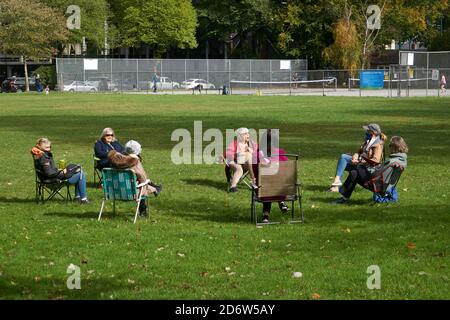 Femmes assises dans un cercle social-distancer et bavarder dans un parc pendant la pandémie COVID-19, Vancouver, C.-B., Canada Banque D'Images