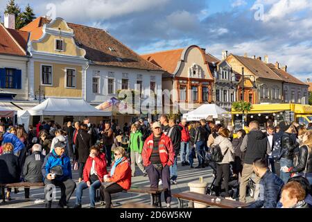 10.18.2020 - Kőszeg, Hongrie: Marché de jour Orsolya sur la place principale de Kőszeg avec une foule de gens Banque D'Images