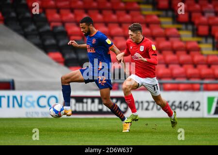 CJ Hamilton (22) de Blackpool détient Callum Ainley (11) De Crewe Alexandra Banque D'Images