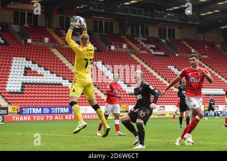 Ben Amos (13), de Charlton Athletic, saute à la hauteur la balle Banque D'Images