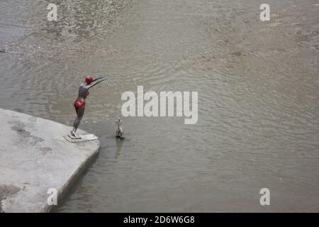 La rive de la rivière Vardar et le musée macédonien à Skopje Ville en Macédoine du Nord Banque D'Images