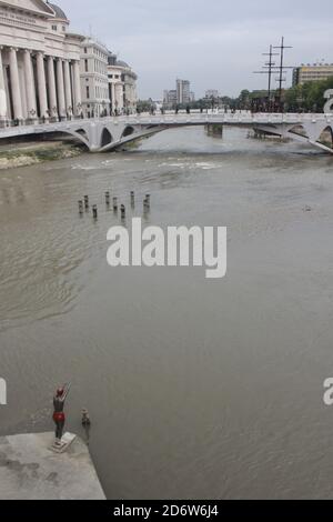 La rive de la rivière Vardar et le musée macédonien à Skopje Ville en Macédoine du Nord Banque D'Images