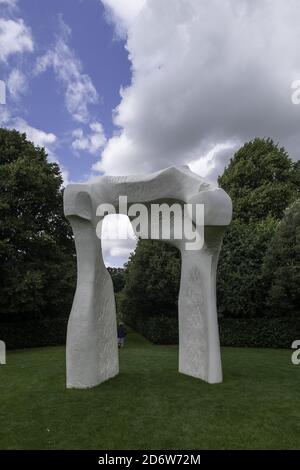 KINGS LYNN, ROYAUME-UNI - 07 août 2019 : la sculpture The-Arch-2019 de Henry Moore à un Houghton Hall en 201 Banque D'Images