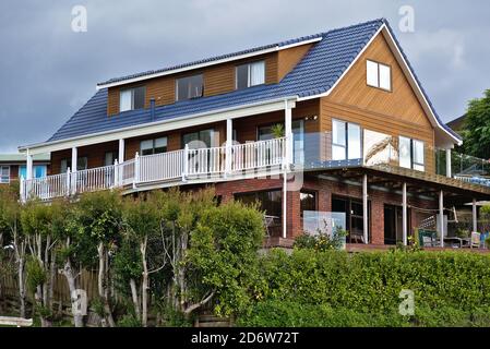 AUCKLAND, NOUVELLE-ZÉLANDE - 01 juin 2019 : vue sur la maison avec terrasse et herbe verte Banque D'Images