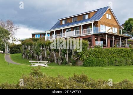 AUCKLAND, NOUVELLE-ZÉLANDE - 01 juin 2019 : vue sur la maison avec terrasse et herbe verte Banque D'Images