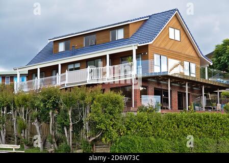 AUCKLAND, NOUVELLE-ZÉLANDE - 01 juin 2019 : vue sur la maison avec terrasse et herbe verte Banque D'Images