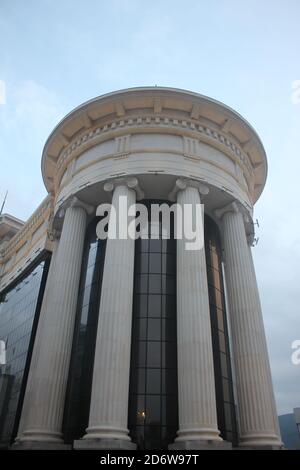 La rive de la rivière Vardar et le musée macédonien à Skopje Ville en Macédoine du Nord Banque D'Images