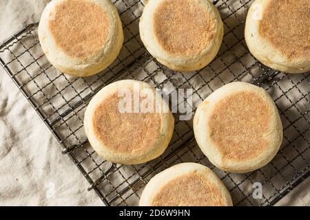 Muffins anglais grillés faits maison avec une patte de beurre Banque D'Images