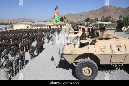 Kaboul, Afghanistan. 19 octobre 2020. Les membres de la force spéciale afghane participent à la cérémonie de remise des diplômes dans un centre d'entraînement militaire à Kaboul, capitale de l'Afghanistan, le 19 octobre 2020. Au total, 1,200 jeunes ont été commandés à l'armée nationale afghane lundi après avoir suivi un cours d'entraînement militaire de 14 semaines. Credit: Rahmatullah Alizadah/Xinhua/Alamy Live News Banque D'Images