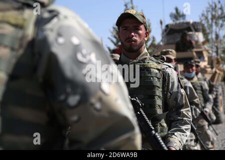 Kaboul, Afghanistan. 19 octobre 2020. Les membres de la force spéciale afghane participent à la cérémonie de remise des diplômes dans un centre d'entraînement militaire à Kaboul, capitale de l'Afghanistan, le 19 octobre 2020. Au total, 1,200 jeunes ont été commandés à l'armée nationale afghane lundi après avoir suivi un cours d'entraînement militaire de 14 semaines. Credit: Rahmatullah Alizadah/Xinhua/Alamy Live News Banque D'Images