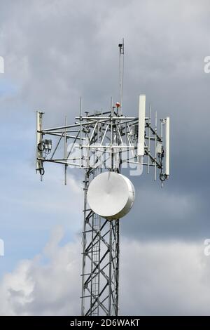 Tour de téléphone mobile avec antennes, photo comme arrière-plan, pris dans le parc du lac du volcan Arenal au Costa rica d'amérique centrale Banque D'Images