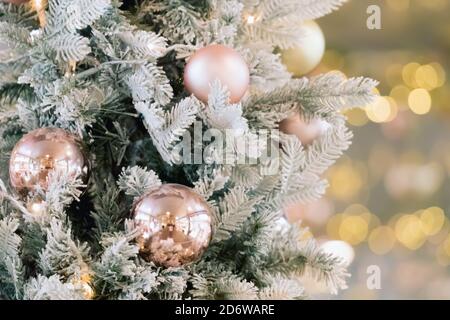 Sapin de noël doré avec boules et lumières sur fond flou. Carte de joyeux noël. Décoration du nouvel an sur fond de bokeh. Copier l'espace. Banque D'Images