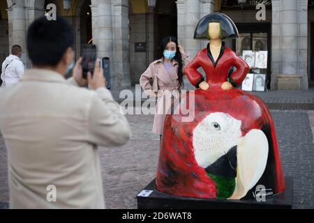 Madrid, l'exposition 2020 de la Galerie de Meninas Madrid a débuté à Madrid le 15 octobre. 15 décembre 2020. Un touriste pose pour une photo avec la statue créée à partir de la peinture Las Meninas à Madrid, capitale de l'Espagne, 18 octobre 2020. L'exposition 2020 de la Galerie de Meninas Madrid a débuté à Madrid le 15 octobre 2020. De nombreux artistes créent des statues de la célèbre peinture Las Meninas de Velazquez et les exposent dans la rue de Madrid. L'exposition durera jusqu'au 15 décembre 2020. Credit: Meng Dingbo/Xinhua/Alay Live News Banque D'Images