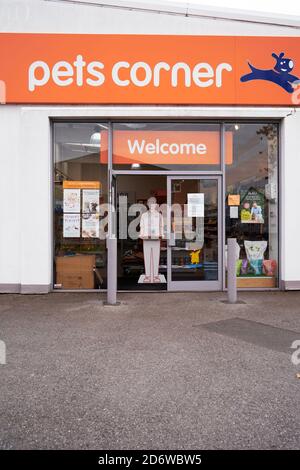 Branche du coin animaux avec découpe en carton d'un homme tenir un plateau contenant de l'assainisseur pour les mains pour les clients qui entrent dans le boutique Banque D'Images