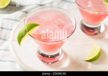 Cocktail rafraîchissant de Cranberry Cosmopolitan avec garniture au citron vert Banque D'Images