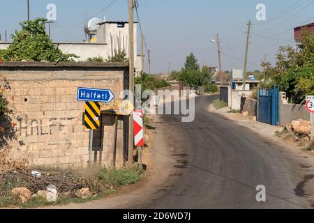 Halfeti, Sanliurfa/ Turquie- septembre 15 2020: Panneau de direction Halfeti avec chemin d'asphalte et maisons Banque D'Images