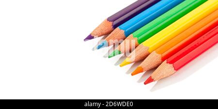 Crayons de couleur isolés sur fond blanc. Crayons de couleur Rainbow FLAG LGBTQ. Copier l'espace Banque D'Images