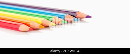 Crayons de couleur isolés sur fond blanc. Crayons de couleur Rainbow FLAG LGBTQ. Copier l'espace Banque D'Images