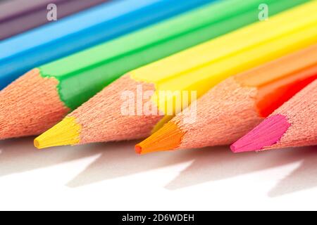 Photo macro de crayons de couleur isolés sur fond blanc. Banque D'Images