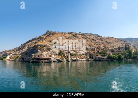 Savasan Koyu avec une mosquée en contrebas à Halfeti, province de Sanliurfa en Turquie Banque D'Images