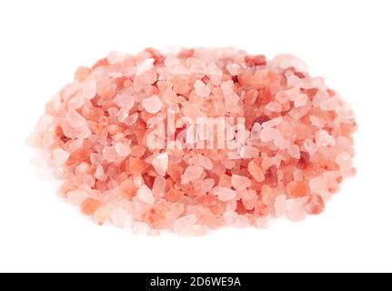 Sel rose de l'Himalaya isolé sur fond blanc. Sel rose himalayan en cristaux. Banque D'Images