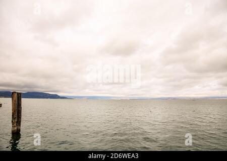 Lazise est une commune médiévale de la province de Vérone, dans la région italienne de Vénétie, située sur la rive est du lac de Garde Banque D'Images