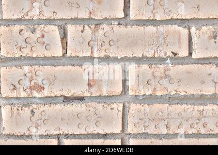 Arrière-plan sous forme de brickwork avec des dents rondes. La texture des blocs de briques anciens avec des joints de ciment. Briques sales endommagées avec bords inégaux. Banque D'Images