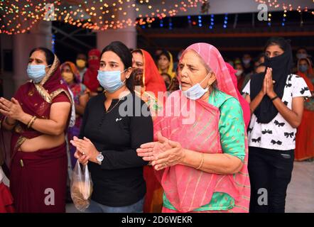 Beawar, Rajasthan, Inde, 19 octobre 2020: Les femmes hindoues offrent des prières à la déesse Durga pendant le festival Navratri en cours dans le cadre de la pandémie du coronavirus, au temple d'Ashamura Mata à Beawar. Sharad Navratri est célébré dans le mois Saint d'Ashwin. Le festival de neuf jours de Durga Puja, qui commémore la chute du roi démon Mahishasur par la déesse Durga, marque le triomphe du bien sur le mal. Les dévotés sont rapides pendant la période et visitent les temples. Crédit : Sumit Saraswat/Alay Live News Banque D'Images