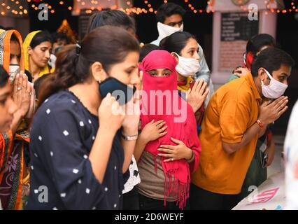 Beawar, Rajasthan, Inde, 19 octobre 2020 : les dévotés hindous offrent des prières à la déesse Durga pendant le festival Navratri en cours, dans un contexte de pandémie de coronavirus, au temple d'Ashamura Mata à Beawar. Sharad Navratri est célébré dans le mois Saint d'Ashwin. Le festival de neuf jours de Durga Puja, qui commémore la chute du roi démon Mahishasur par la déesse Durga, marque le triomphe du bien sur le mal. Les dévotés sont rapides pendant la période et visitent les temples. Crédit : Sumit Saraswat/Alay Live News Banque D'Images