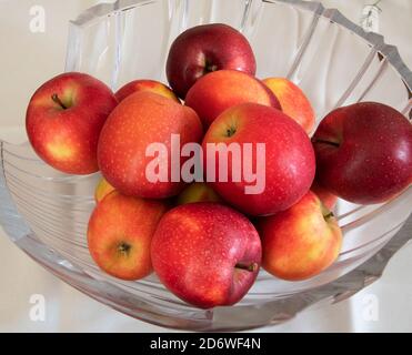 Un rouge pommes dans un vase en cristal Banque D'Images