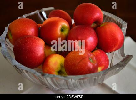 Un rouge pommes dans un vase en cristal Banque D'Images