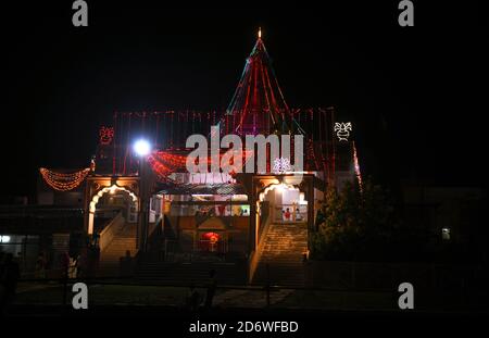 Beawar, Rajasthan, Inde, 19 octobre 2020 : Temple hindou de la déesse Durga illuminé par un éclairage coloré pendant le festival Navratri en cours au milieu d'une pandémie de coronavirus, à Beawar. Sharad Navratri est célébré dans le mois Saint d'Ashwin. Le festival de neuf jours de Durga Puja, qui commémore la chute du roi démon Mahishasur par la déesse Durga, marque le triomphe du bien sur le mal. Les dévotés sont rapides pendant la période et visitent les temples. Crédit : Sumit Saraswat/Alay Live News Banque D'Images