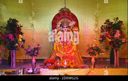 Beawar, Rajasthan, Inde, 19 octobre 2020 : idole colorée de la déesse hindoue Durga pendant le festival Navratri en cours, en pleine pandémie du coronavirus, au temple d'Ashamura Mata à Beawar. Sharad Navratri est célébré dans le mois Saint d'Ashwin. Le festival de neuf jours de Durga Puja, qui commémore la chute du roi démon Mahishasur par la déesse Durga, marque le triomphe du bien sur le mal. Les dévotés sont rapides pendant la période et visitent les temples. Crédit : Sumit Saraswat/Alay Live News Banque D'Images