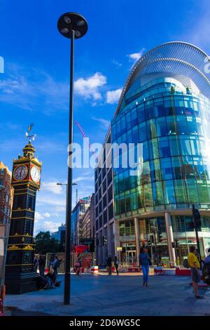 Bâtiment d'affaires moderne en verre à côté de l'historique Little Ben Clock À Wilton Rd à côté de la gare de Victoria à Nice Jour d'été, Londres, Royaume-Uni Banque D'Images