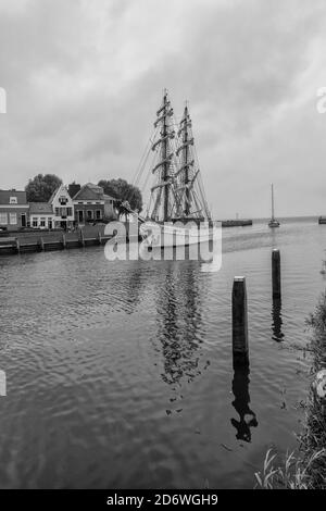 Image en noir et blanc d'un voilier entrant dans le Ville de Medemblik dans la province de la Hollande-Nord Banque D'Images