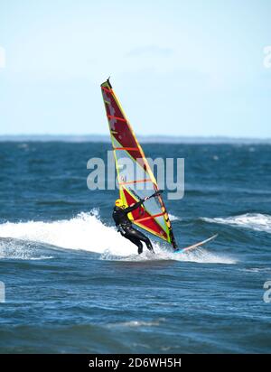 Embarquement en cerf-volant sur Corporation Beach à Dennis, Massachusetts, États-Unis (Cape Cod) le jour de l'automne. Banque D'Images