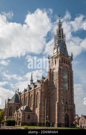 Église néerlandaise réformée dans le village de Schagen, une belle ville dans la province de la Hollande du Nord, un jour d'été avec des cieux bleus et des nuages blancs Banque D'Images