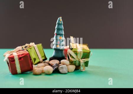 Décoration de Noël, quelques ornements de noël différents, sur fond vert et noir, dans la nouvelle normalité Banque D'Images