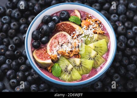 Açai Smoothie Bowl avec Kiwi Figs et Granola. Smoothie alimentaire sain Banque D'Images