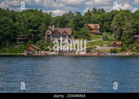 Ivy Lea, Ontario, Canada, juillet 2012 - chalets et bungalows de luxe sur la côte de la voie navigable des mille-Îles Banque D'Images